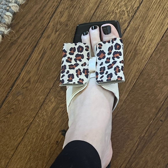 Brand new- Never worn bow slides - Picture 2 of 2